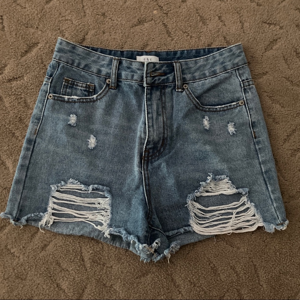 Oversized distressed shorts